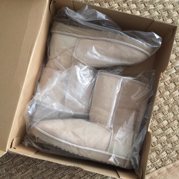 UGG Classic Short. Sand, size 7 (fits 7 1/2 & 8). - Picture 2 of 8